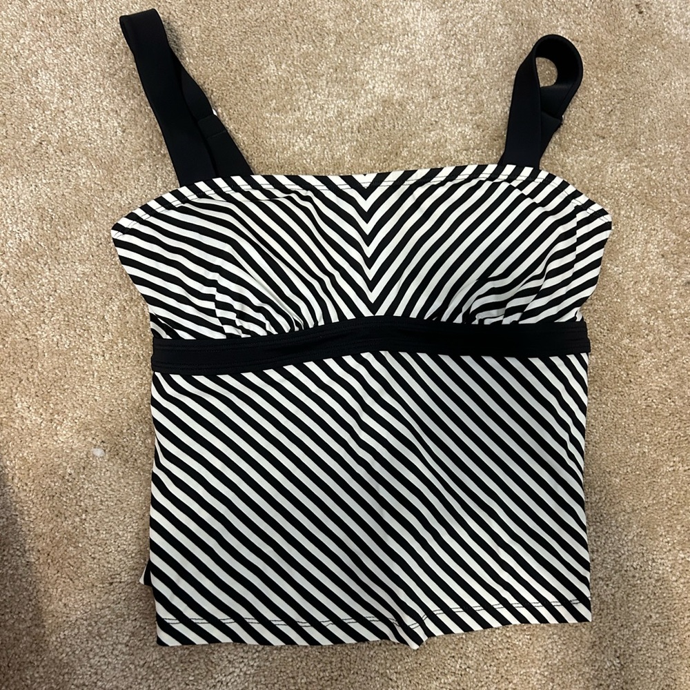 Athletic 32D/DD bathing suit top